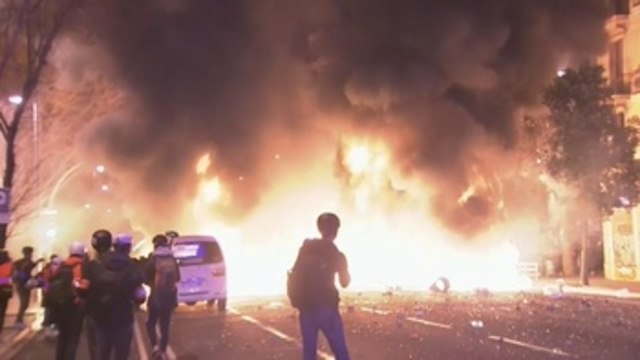 Tercera noche de disturbios violentos por el rapero Hasél