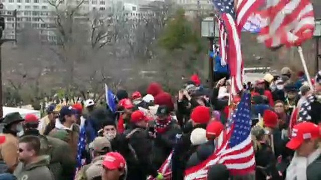 Seis policías suspendidos y otros 29 en investigación por el asalto al Capitolio