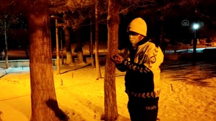 MALATYA - Donmak üzere olan serçeye polisten şefkat eli