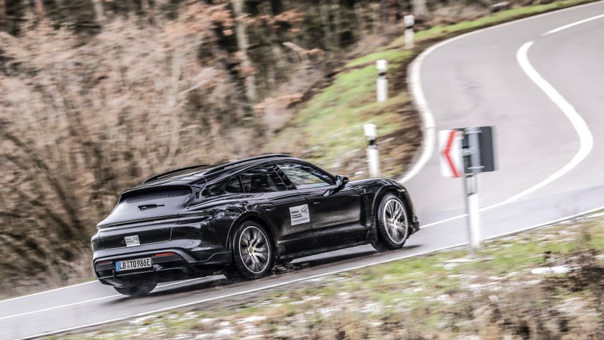 La Porsche Taycan Cross Turismo sur la route