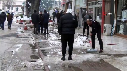 Yağan kara dayanamayan 3 iş yerinin tabelası böyle çöktü