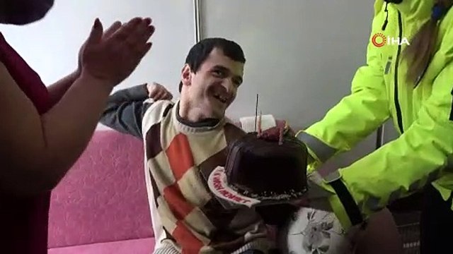 Engelli oğlu için istedi, polis doğum günü sürprizi yaptı
