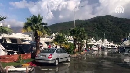 Marmaris'te hortum yat ve otomobillere zarar verdi