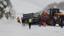 Kastamonu-Cide karayolunda kayan tır yolu kapattı