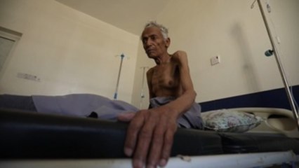 Comer hojas hervidas para sobrevivir en un Yemen que se muere de hambre