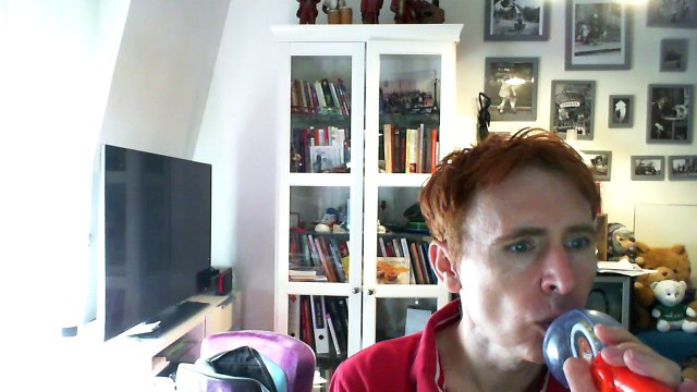 Wiwi égratigne adore