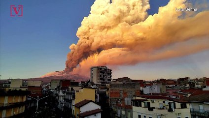 Video herunterladen: Italian Sky Turns Bright Orange as Mount Etna Violently Erupts