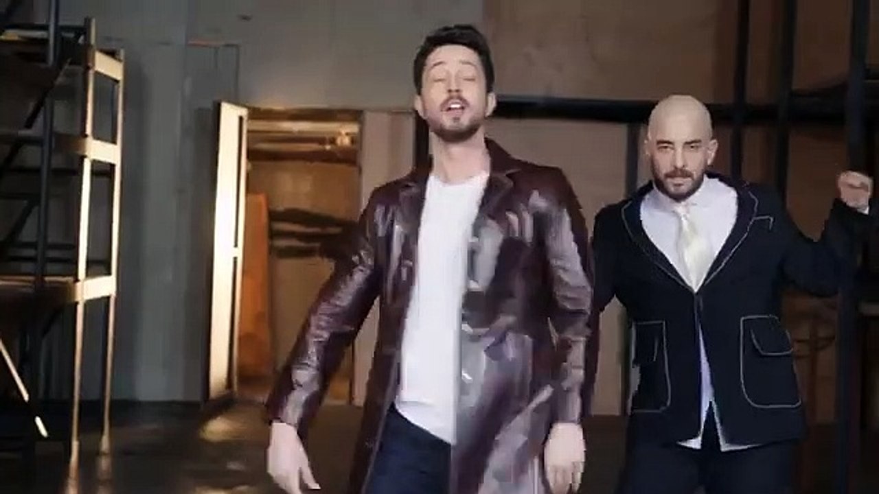 Enis Arıkan, Soner Sarıkabadayı oldu; Murat Boz’la düet yaptı