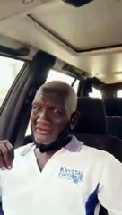 Togo : ce vieil homme qui se bat chaque jour pour vendre en bord de route émeut les internautes