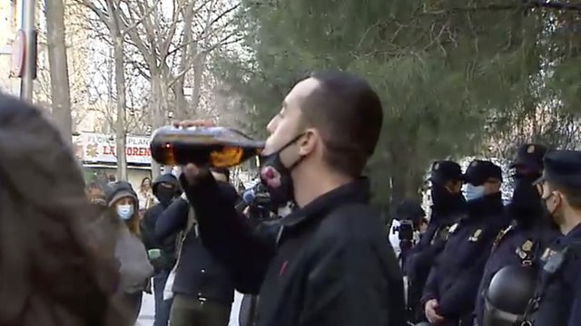 Los violentos manifestantes pro-Hásel, recibidos con aplausos y cerveza a la salida del juzgado