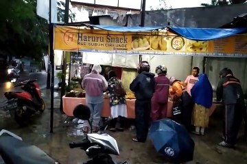 Aktivitas Penjual Kue Subuh-subuh di Cireunde Berjalan Normal