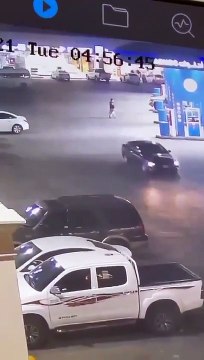 شاب سعودي ينقذ سيارة من السرقة بطريقة الأبطال الخارقين