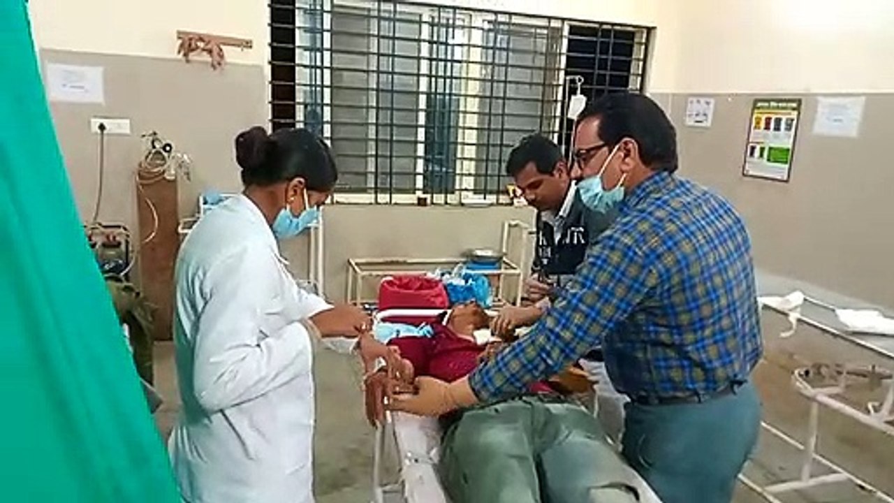 खड़े हुए ट्रैक्टर में बाइक सवार जा घुसा, घटना में बाइक सवार 2 लोग गंभीर रूप से घायल