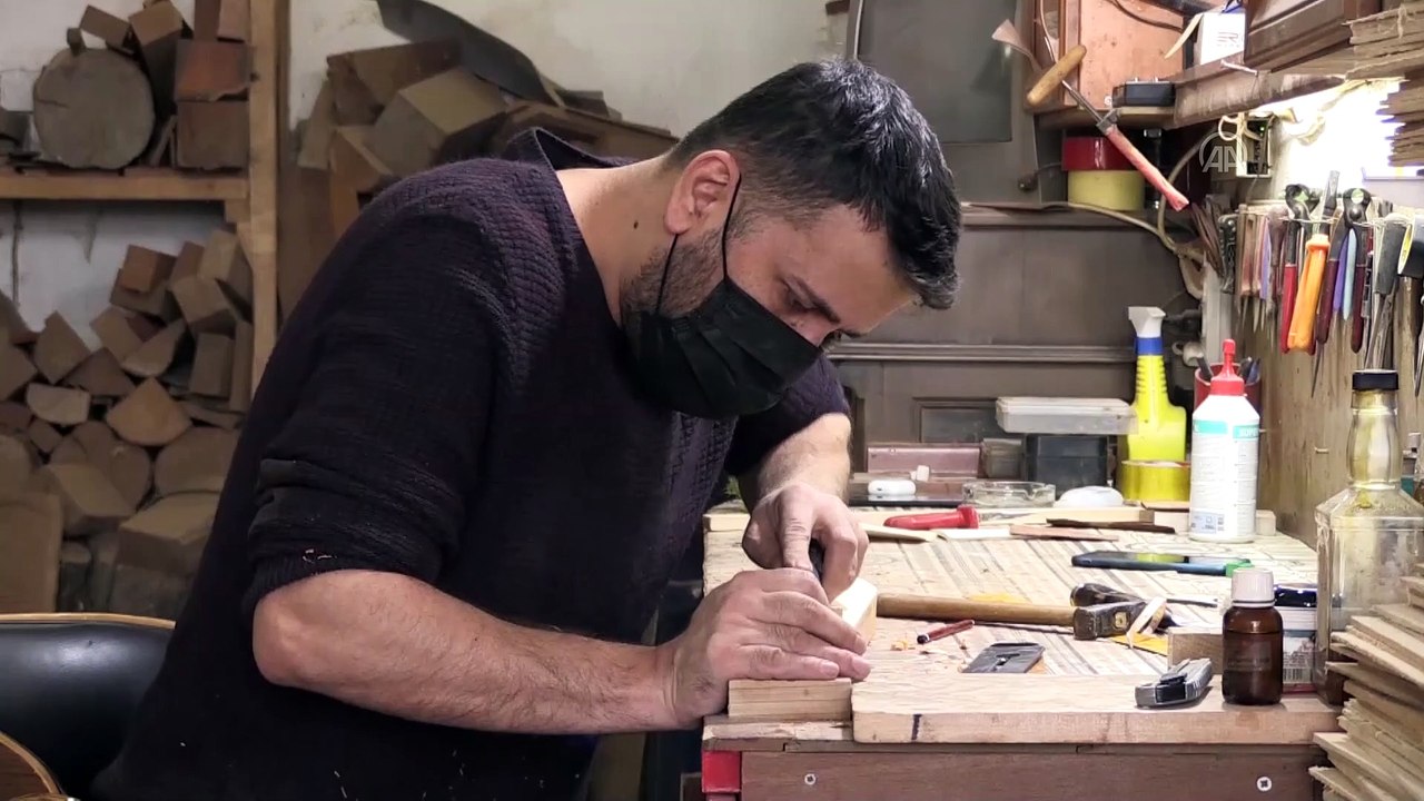 TRABZON - Ahşap kapı eşiği, kovan teli ve misinadan kemençe yaparak başladığı sanatta aranan usta oldu