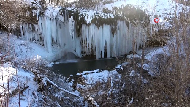 Sibirya soğukları şelaleyi dondurdu, dev sarkıtlar görsel şölen sundu