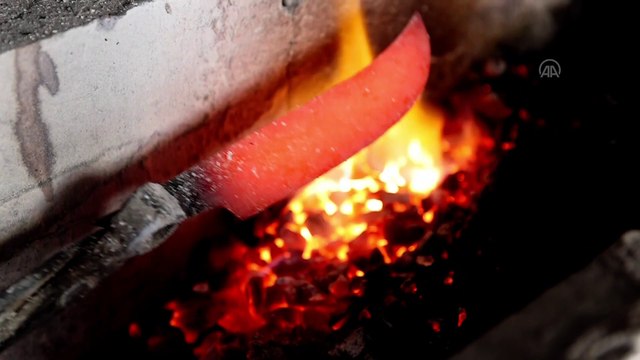 KONYA - Geleneksel el yapımı bıçakların ikinci kuşak ustası, çocukluğundan beri çeliğe şekil veriyor