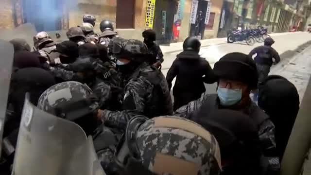 La policía disuelve con violencia una protesta sanitaria en Bolivia