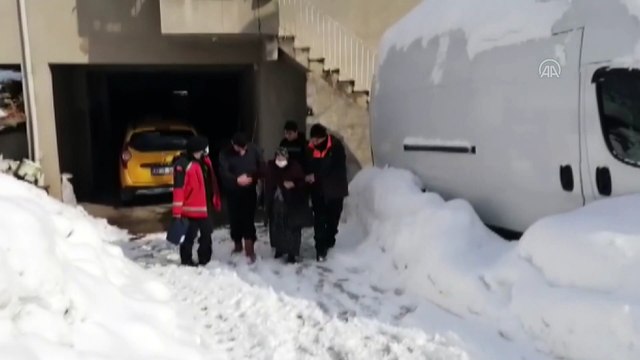 KASTAMONU - Kardan yolu kapanan köydeki hastayı AFAD ve UMKE ekipleri kurtardı