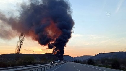 MANİSA - Metal geri dönüşüm fabrikasında yangın (1)