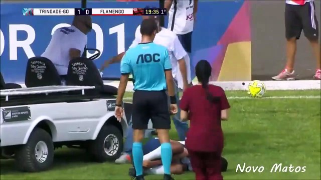 Quand la voiturette des soigneurs roule sur le pied d'un footballeur blessé... Pas de chance