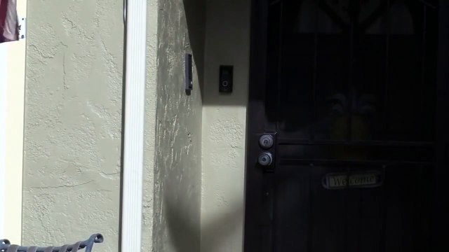 Un dingue embrasse leur sonnette en pleine nuit pendant 3 heures