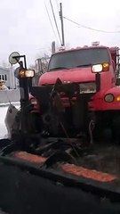 Il cherche les embrouilles à ce conducteur de chasse neige... Mauvaise idée