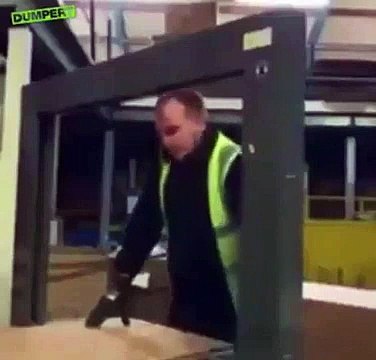 Il se retrouve coincé dans une cercleuse automatique, son collègue le sauve de justesse