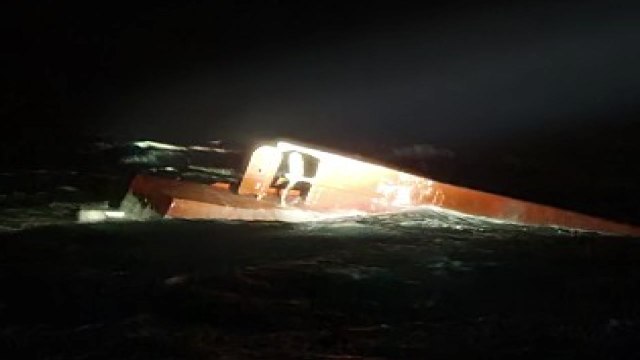 경주 해상 침수 추정 어선 발견... 생존자 수색 중 / YTN