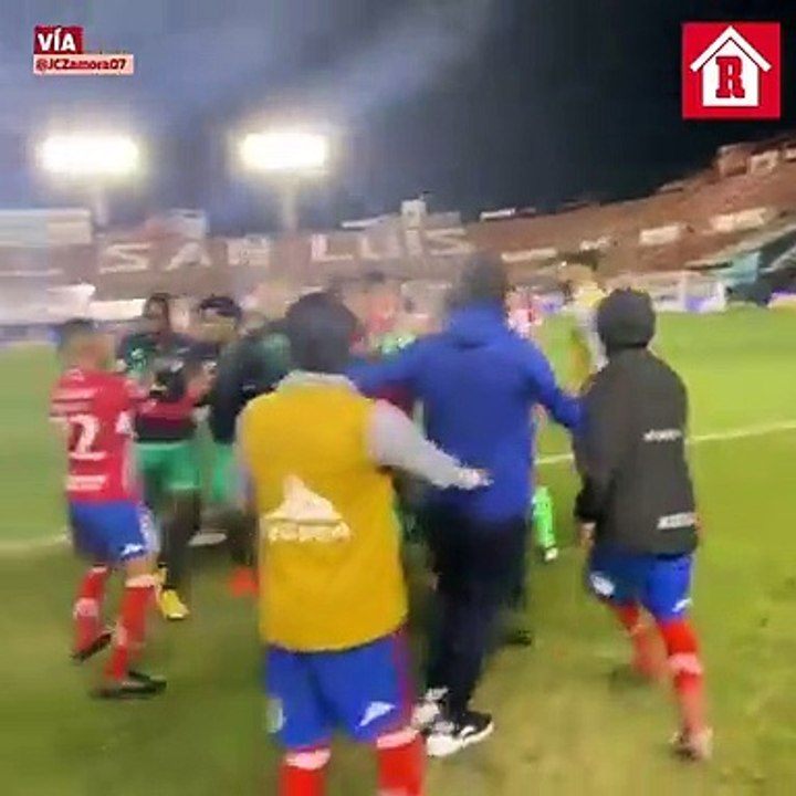 ¡Dentro de la cancha! Así se vivió la intensidad del conato de bronca en el Atlético San Luis vs Santos