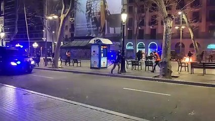 Download Video: Els Mossos dispersen els manifestants amb passades dels furgons a Barcelona