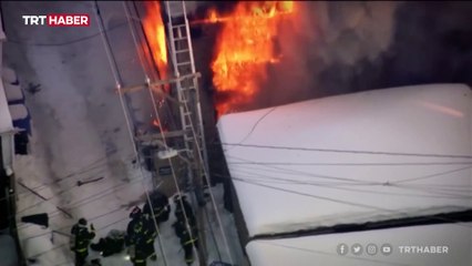 Yangına müdahale eden itfaiyeci alevlerin arasında kaldı