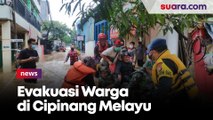 Evakuasi Anak sampai Orang-orang Tua di RW 4 Cipinang Melayu