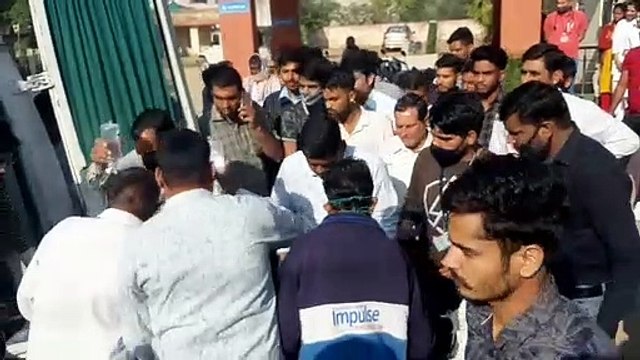 कार पलटने से दो महीने की मासूम की मौत, मां सहित छह घायल