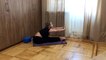 exercices de gymnastique jambes flexibles - entraînez-vous à la maison. chorégraphie de contorsion étirée