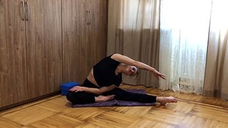 exercices de gymnastique de flexibilité et fractionnements - nous entraînons des chorégraphies d'étirement et de contorsion