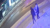 Pes dedirten hırsızlık: Kardan kadını kucaklayıp götürdüler