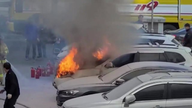 천안시 아파트 주차된 SUV 차에서 불...다친 사람 없어 / YTN