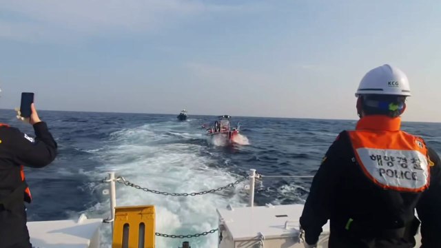 강원도 양양 앞바다서 모터보트 침수...2명 구조 / YTN