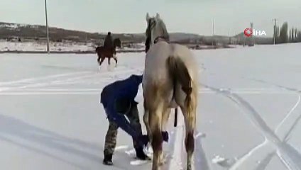 Kar Üzerinde Atlarıyla Birlikte Kayak Yaptılar
