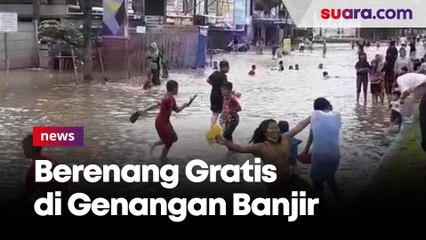 Lagi Pandemi Covid-19, Warga Tangsel Ajak Anak Renang Gratis di Genangan Air Banjir: Hiburan Gratis  Lumayanlah!