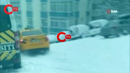 Bu görüntüler İstanbul'da kaydedildi! Yolcu taksiden böyle atladı