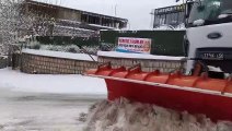 ŞIRNAK - Kar yağışı nedeniyle 24 yerleşim yerine ulaşım sağlanamıyor