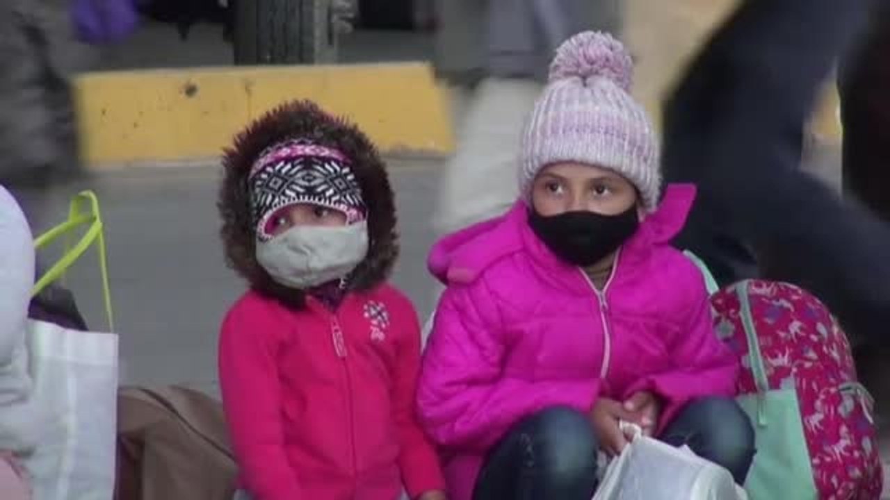 Centenares de migrantes mexicanos esperan en la frontera para poder entrar en EEUU