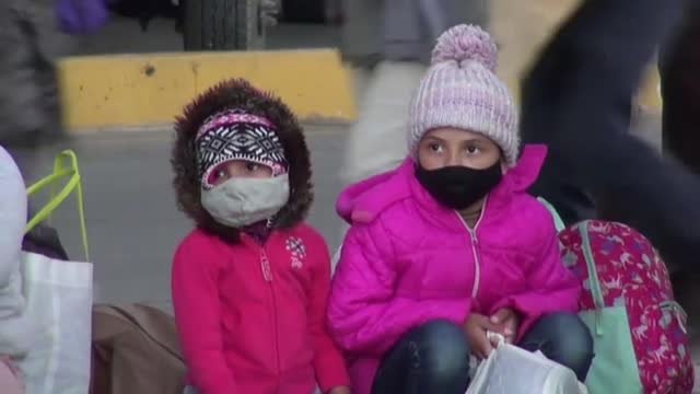 Centenares de migrantes mexicanos esperan en la frontera para poder entrar en EEUU