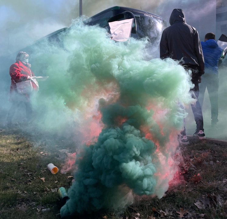 L'arrivée du car des joueurs pour Saint-Etienne - Reims