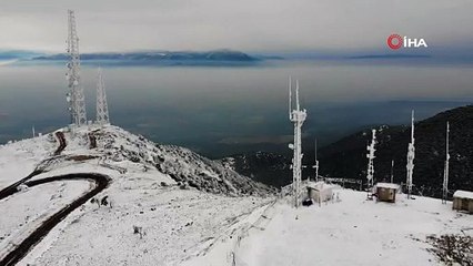 Karlı dağlarda metrelerce yükseklikteki elektrik direklerinde temizleme çalışması