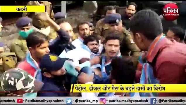 NSUI ने रोकी एक्सप्रेस ट्रेन, रेलवे ट्रेक पर लेटकर जताया पेट्रोल, डीजल और गैस के बढ़ते दामों का विरोध