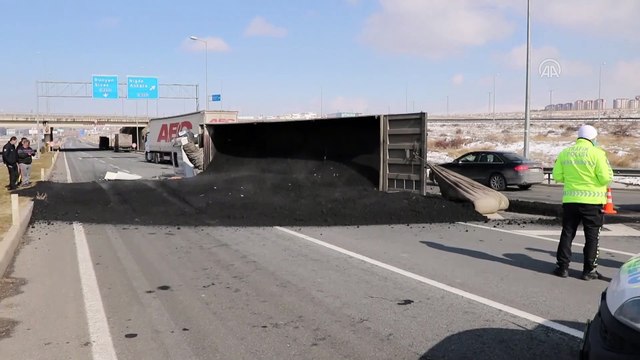 KAYSERİ - Devrilen kömür tozu yüklü tırın sürücüsü yaralandı