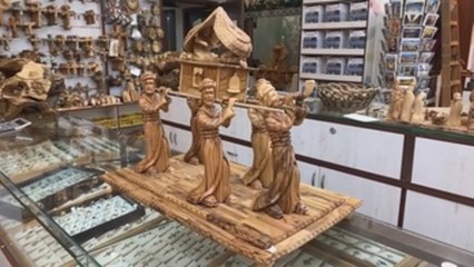 Talladores de olivo de Tierra Santa intentan resistir sin peregrinos