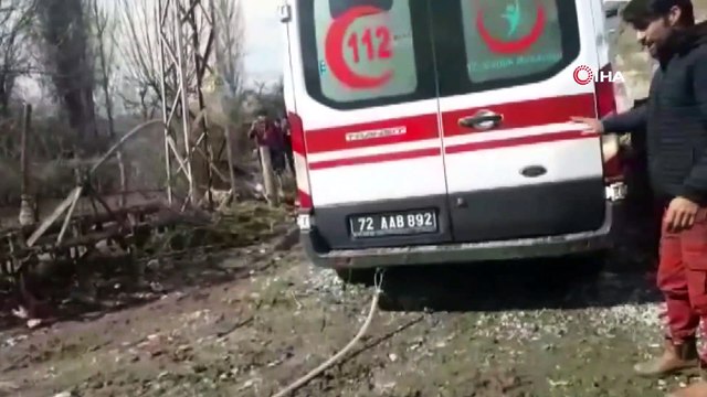Batman’da hasta almaya giderken çamura saplanan ambulans, traktör yardımıyla kurtarıldı